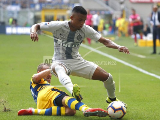 Henrique Dalbert (derecha) del Inter de Milán y Luca Rigoni del Parma disputan un balón en el partido de la Serie A italiana, el sábado 15 de septiembre de 2018. (AP Foto/Antonio Calanni).