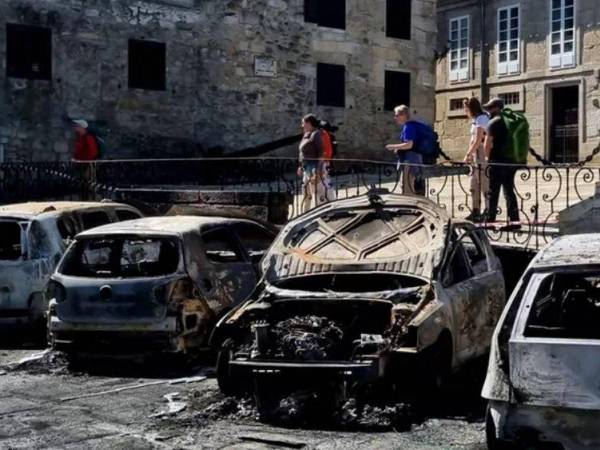 La mujer se acercó a la zona de desastre para preguntar “¿Hay cámaras?, ¿Y funcionan?”, al recibir una respuesta de si, la sospechosa abandonó el lugar y habría tratado de huir.