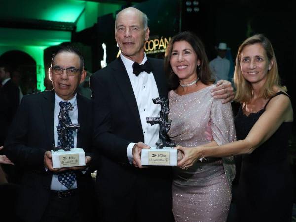 Los ganadores de la noche posaron para los medios de comunicación junto a los premios que se llevaron a casa.