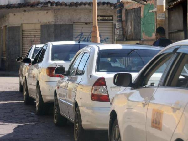 Solo de tres a cinco taxis es permitido que se estacionen en cada punto.