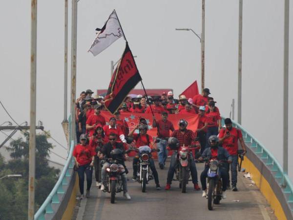 Miembros de la Resistencia Popular, del partido Libre, en la marcha por el Día del Trabajador en Tegucigalpa.