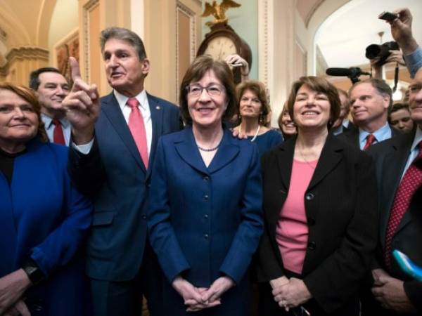 Los senadores celebran tras haber terminado con el 'shutdown'. Foto: AP