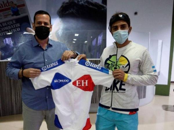 El gerente de Mercadeo de EL HERALDO, Eddy Montalván, le entregó el maillot oficial de la Vuelta 2021 a Ricardo Facussé.