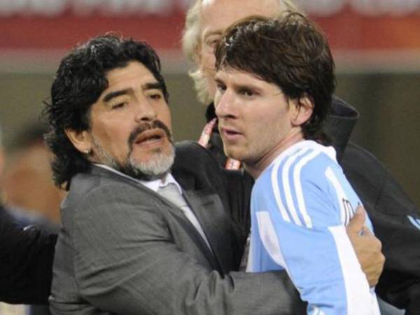 Imagen de archivo de Diego Maradona abrazando a Messi cuando aún era muy joven.