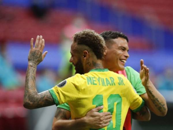 Thiago Silva, de la selección de Brasil, felicita a Neymar, quien marcó el segundo gol ante Venezuela en el partido inaugural de la Copa América. Foto:AP