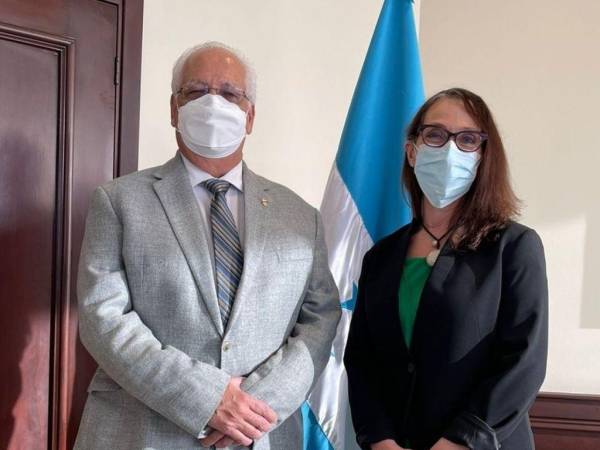 María Elena Bottazzi mantuvo una reunión con el rector Francisco Herrera durante su visita a la UNAH.