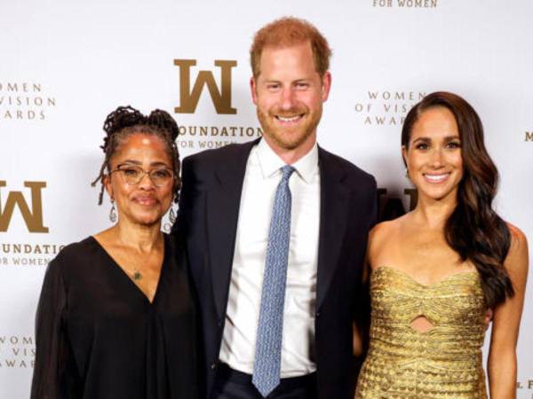 La pareja y la madre de Meghan asistieron a los premios Women of Vision.