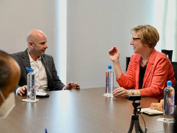 Así se llevó a cabo la reunión entre Barquero y la diplomática estadounidense.