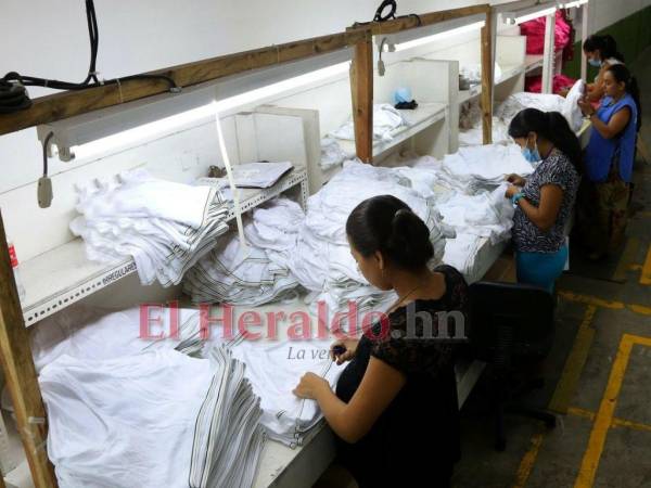 Mujeres trabajan en una maquila ubicada en la zona norte de Honduras.