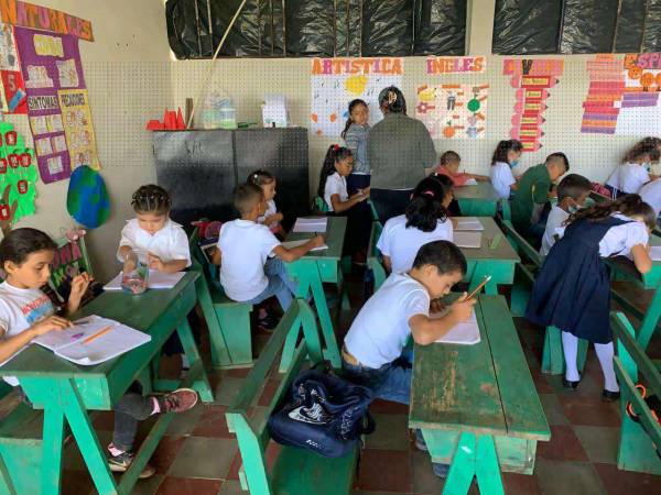 La maestra Brenda imparte clase a sus estudiantes en una escuela unidocente de El Paraíso. La mujer viaja todos los lunes a la comunidad Brisas de Escuapa, donde se queda en la casa de una pobladora, de lo contrario tendría que recorrer dos horas desde su casa hasta la escuela.