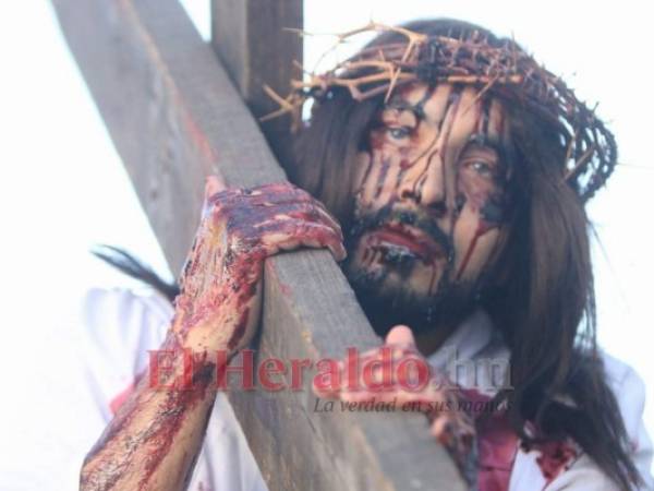 La Iglesia Católica aprovechó para movilizarse por la capital con un especial viacrucis que recuerda el sacrificio del Redentor del Mundo. Foto Johny Magallanes| EL HERALDO