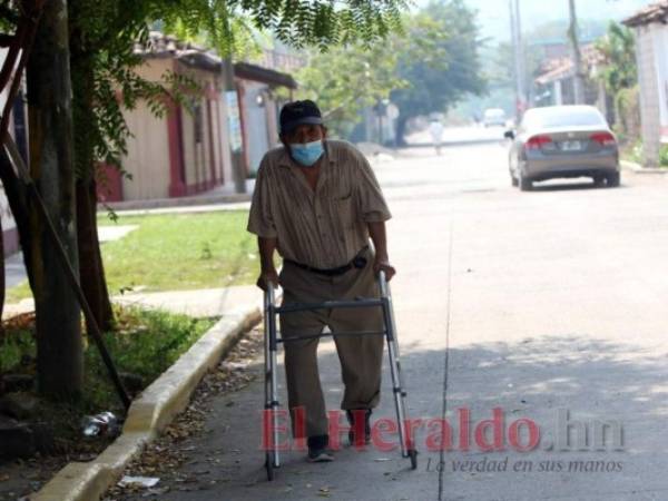 Agustín Flores, un hondureño que también tiene la nacionalidad salvadoreña, planea ir a vacunarse a El Salvador. Foto: Johny Magallanes/El Heraldo