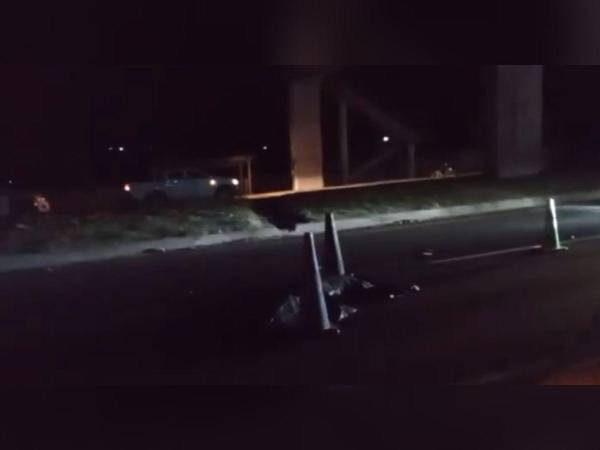 El cuerpo de la fémina quedó tirado en medio de la carretera.