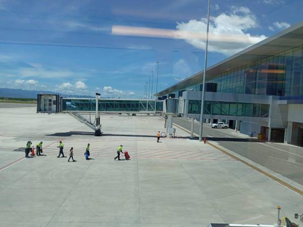 Los aterrizajes en el Aeropuerto Internacional de Palmerola dan más seguridad a los viajeros, no es la misma sensación de temor que Toncontín, pero se quejan ciertas limitantes adentro de la terminal.