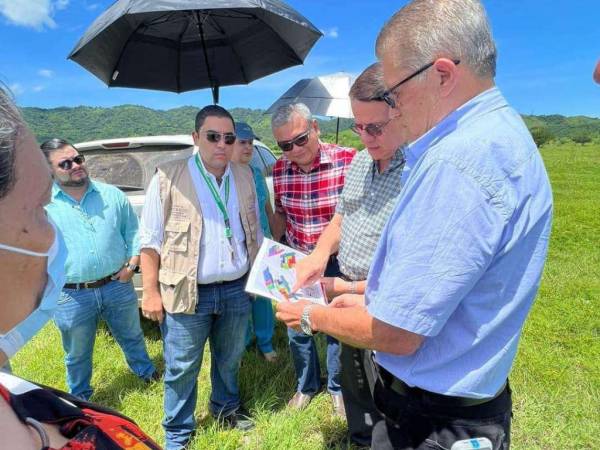 El ministro visitó el terreno donde se edificará el hospital.