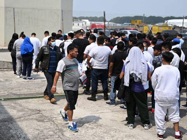 Migrantes guatemaltecos deportados de Estados Unidos son asistidos en la pista del aeropuerto a su llegada a la Base de la Fuerza Aérea en Ciudad de Guatemala.