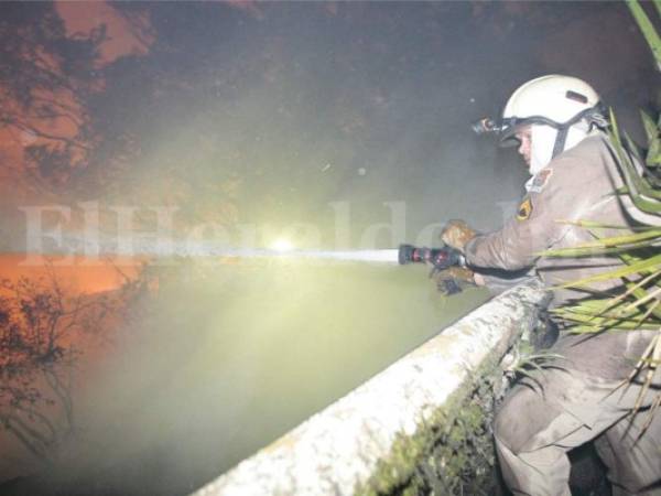 Los bomberos realizaron un trabajo de 33 horas continuas para poder apagar el incendio, junto a otras instituciones gubernamentales.