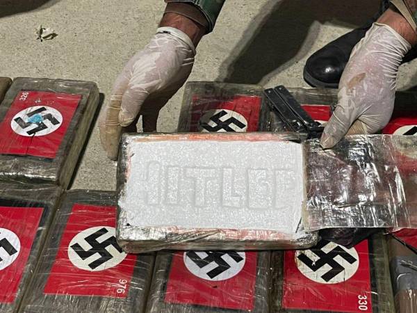 Algunos paquetes estaban abiertos y tenían escrito en alto relieve “Hitler”, sobre el polvo blanco del supuesto clorhidrato de cocaína.