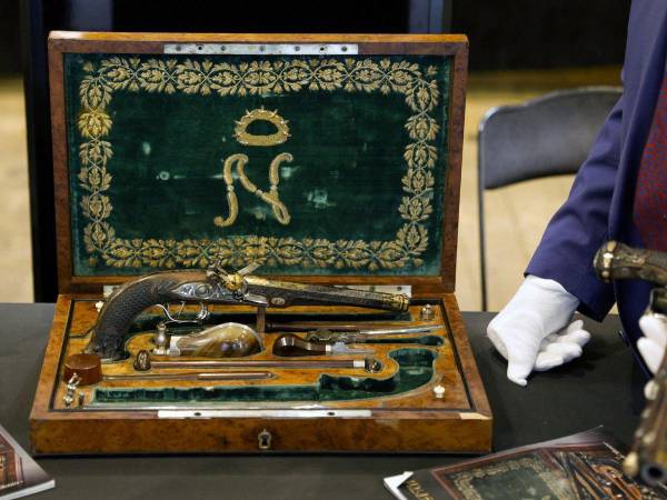 Dos pistolas decoradas que pertenecieron a Napoleón Bonaparte hasta su primera abdicación en 1814, clasificadas como “tesoros nacionales”, se vendieron en Francia por 1,69 millones de euros (1,83 millones de dólares), anunció el domingo la casa de subastas Osenat.