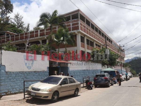 El Instituto Jesús Aguilar Paz es uno de los centros educativos más grandes de la capital, su edificio logra albergar hasta 5,000 estudiantes en tres jornadas.