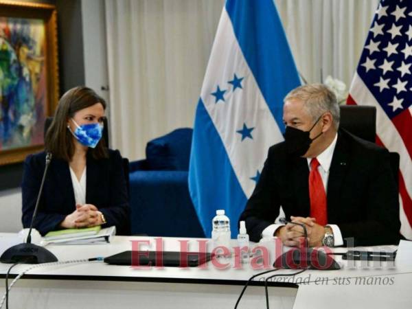 Emily Mendrala reunida con el canciller de Honduras, Eduardo Enrique Reina.