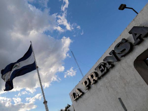 Esta foto de archivo tomada el 18 de enero de 2019 muestra una vista parcial de la fachada del diario La Prensa, en Managua. El presidente de Nicaragua, Daniel Ortega, convertirá el local del diario La Prensa, incautado por la policía hace un año bajo acusaciones de estafa y lavado de dinero, en un centro cultural, según anunció el 23 de agosto de 2022 el vicepresidente.