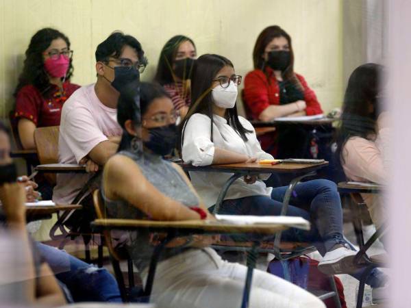 Los estudiantes deberán mantener las medidas de bioseguridad, como ser: el uso de mascarilla y completar el esquema de vacunación.