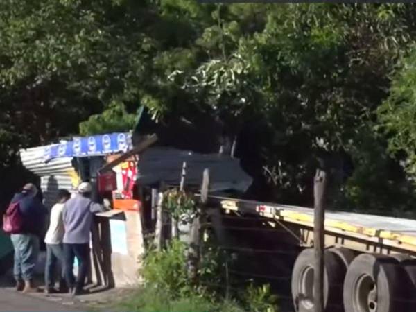 La comunidad está en estado de shock y de luto por la pérdida de estas dos personas y llegaron hasta la escena para lamentar lo sucedido.