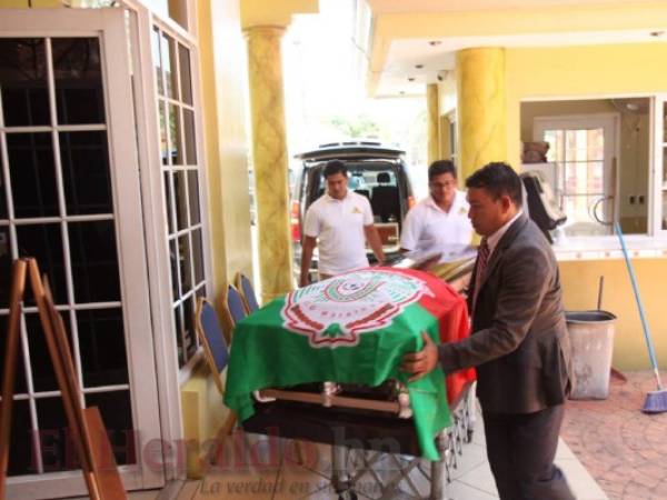 Momento en el que el ataúd que llevaba los restos del 'Pery' ingresaba a la funeraria.