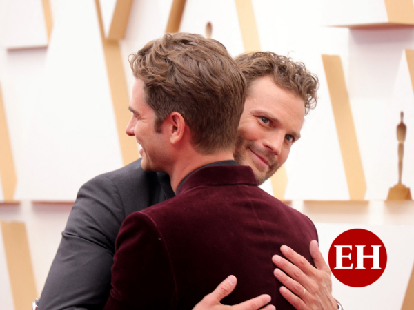 Jamie Dornan y Andrew Garfield durante el viral abrazo.