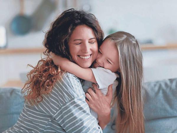 La interacción física de los niños con sus seres queridos es esencial para que crezcan sanos y felices.