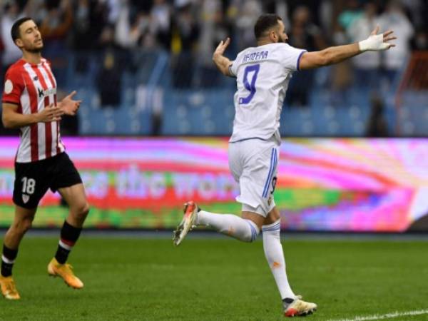 El delantero francés del Real Madrid, Karim Benzema, celebra después de anotar un penalti durante el partido de fútbol final de la Supercopa de España entre el Athletic de Bilbao y el Real Madrid el 16 de enero de 2022. Foto: Agencia AFP.