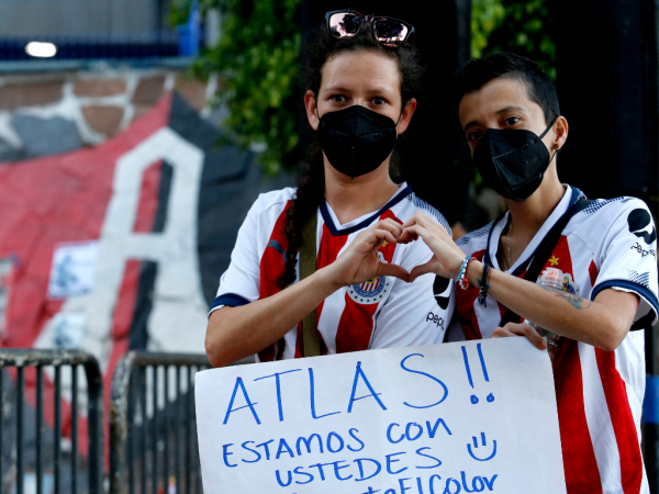 Los fanáticos del equipo mexicano de fútbol Guadalajara muestran su apoyo a Atlas mientras asisten a una misa frente al Estadio Jalisco en Guadalajara, Estado de Jalisco, México, el 7 de marzo de 2022.