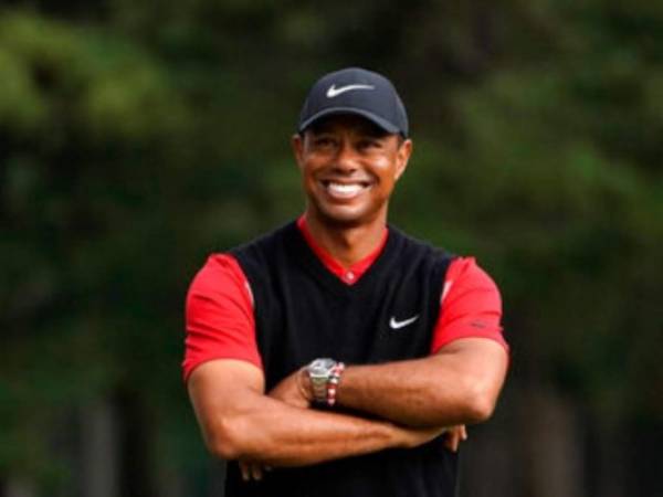 Tiger Woods sonríe en la ceremonia del Zozo Championship PGA Tour en el Accordia Golf Narashino country club en Inzai, east of Tokio, Japon. Foto: AP