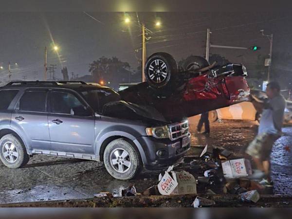 En la escena se podían apreciar varias cajas de cervezas destruidas, que eran llevadas por uno de los conductores involucrados en el accidente.