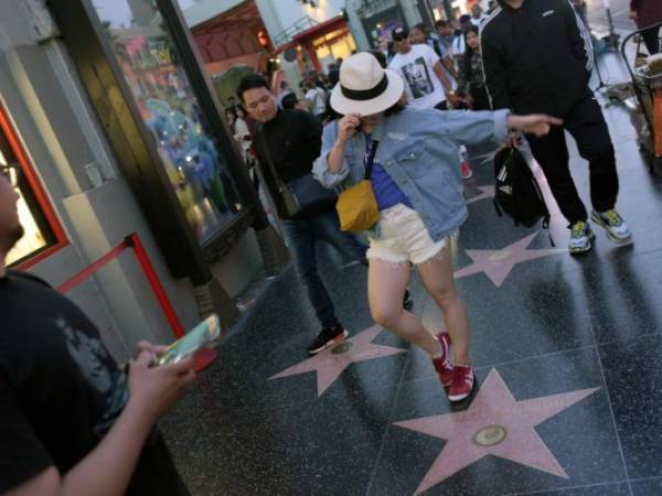 La gente posa para las fotos con la estrella de Michael Jackson en el Paseo de la Fama de Hollywood. Foto: Agencia AFP.