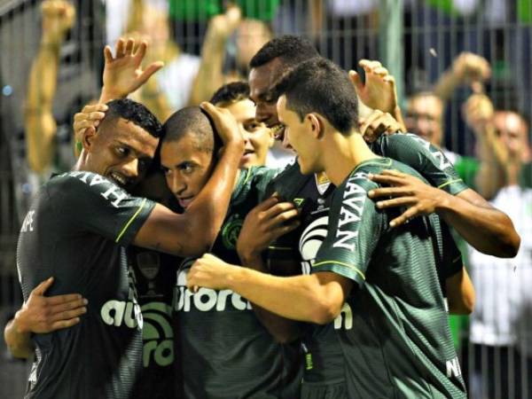 Reinaldo (23, de penal) y Luiz Otávio (73) marcaron los goles de Chapecoense. Foto: Agencia AFP