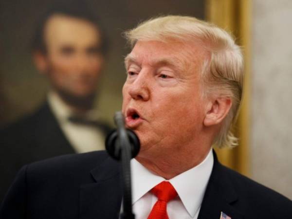 El presidente de Estados Unidos, Donald Trump, seguía el viernes en el ojo de la tormenta por el 'Sharpie-gate': cinco días después de decir que el huracán Dorian amenazaba al estado de Alabama, sigue tratando de persuadir al mundo de que tenía razón. Foto: AP.