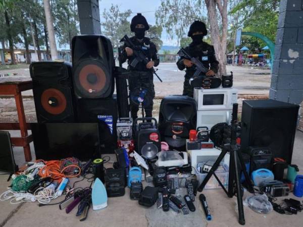 Cientos de televisores, electrodomésticos, armas y celulares se han decomisado en las cárceles por parte de las Fuerzas Armadas.