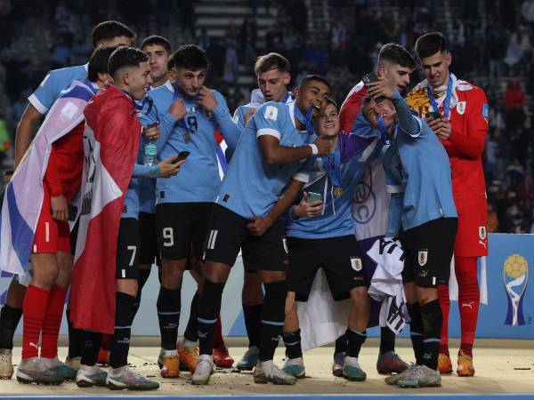 Los jugadores de Uruguay celebran en el podio después de derrotar a Italia y ganar la Copa Mundial Sub-20 Argentina 2023 en el Estadio Único Diego Armando Maradona en La Plata, Argentina, el 11 de junio de 2023.