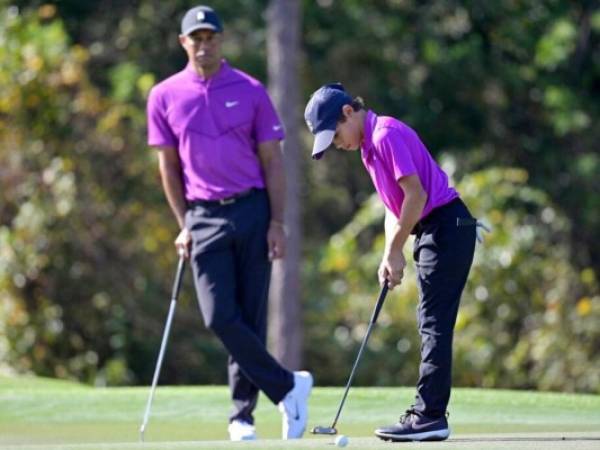 Tiger Woods observa cómo su hijo Charlie lanza un putt en el primer green durante la primera ronda del campeonato de golf de la PNC, el sábado 19 de diciembre de 2020, en Orlando, Florida. Foto: AP