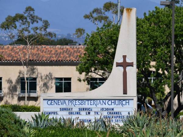 Una vista de la Iglesia Presbiteriana de Ginebra el 16 de mayo de 2022 después de que una persona murió y cinco resultaron heridas durante un tiroteo el 15 de mayo de 2022 en la iglesia de Laguna Woods, California.