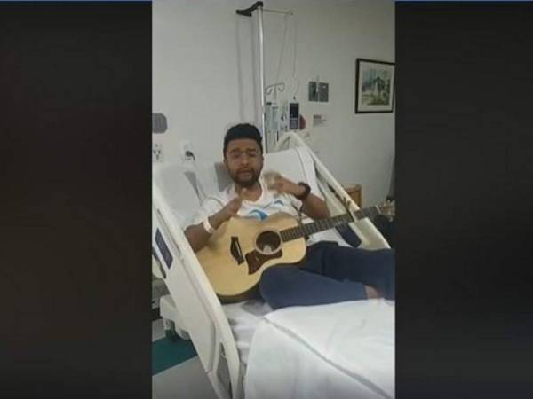 El cantanta Alex Campos aún se encuentra hospitalizado en Colombia.