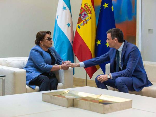 La presidenta Xiomara Castro fue recibida en la sede del gobierno de España por el presidente Pedro Sánchez. Este jueves tendrá su última reunión en la capital española.