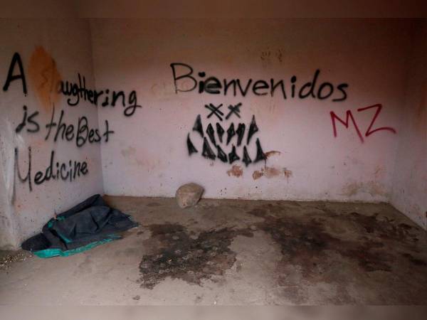 Un irónico mensaje de bienvenida es lo primero que se observa dentro de la vivienda en la que habrían sido torturados y asesinados los cinco jóvenes desaparecidos en Lagos de Moreno, Jalisco, México. La propiedad, que parece salida de una película de terror, cuenta a través de sus paredes los horrores que han ocurrido en su interior. A continuación las imágenes de su recorrido.