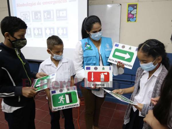 Personal del Departamento de Educación Ambiental y Salud (Decoas) impartió la charla en el CEB Álvaro Contreras.