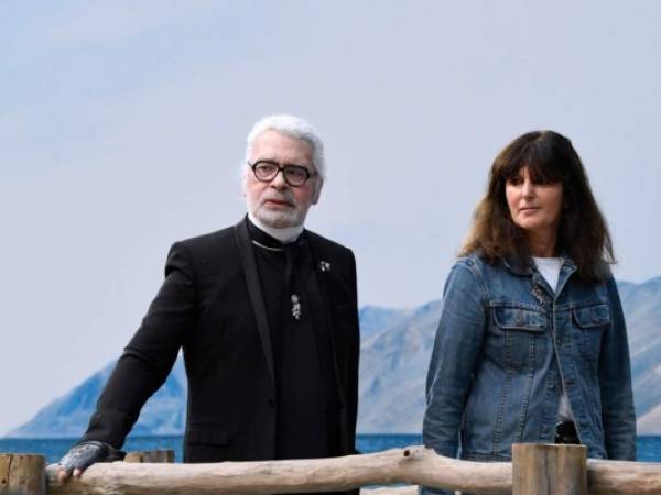 En esta foto de archivo tomada el 2 de octubre de 2018, el difunto diseñador de moda alemán de Chanel, Karl Lagerfeld camina junto a Virginie Viard.