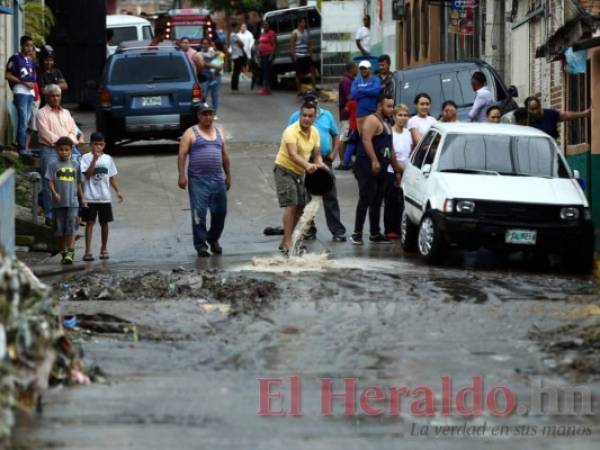 Debido a las crecidas de quebradas en varios sectores de la ciudad se reportan serias inundaciones.