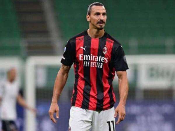 El veterano jugador sueco deberá estar más tiempo en cuarentena para regresar a los entrenamientos del Milan previo al derbi de la 'Madonnina' frente al Inter. Foto: AFP