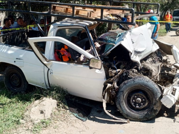 El vehículo en el que se transportaba el conductor quedó totalmente destruido de la parte frontal.